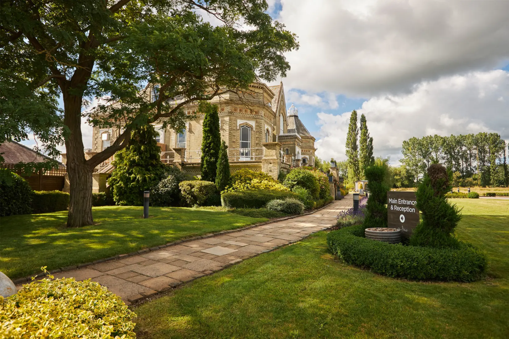 exterior-gardens-entrance